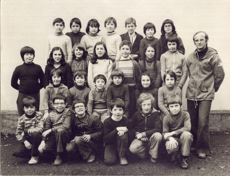 Photo de classe CM2 classe de Mr Thibaudeau de 1977, Ecole Maurice Fombeure (Bonneuil Matours