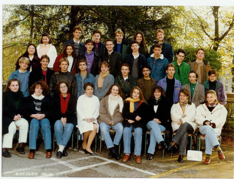 Photo de classe 1ère S1 de 1990, Lycée La Bruyère Copains d'avant Photo de classe 1ère S1 de 1990, Lycée La Bruyère Copains d'avant