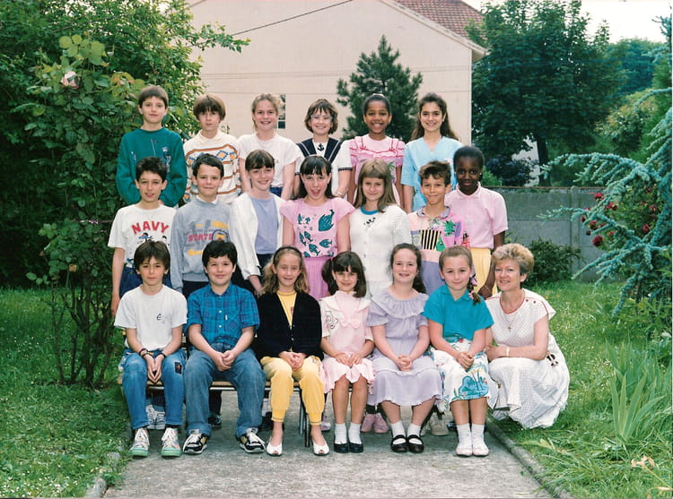 Photo de classe CM1/CM2 de 1988, ECOLE SAINTE THERESE Copains d'avant