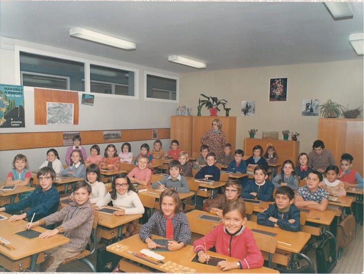 Marie Isabelle Martinez Le Maitre D Ecole Photo de classe CE2 de 1970, école Jean De La Fontaine - Copains d'avant