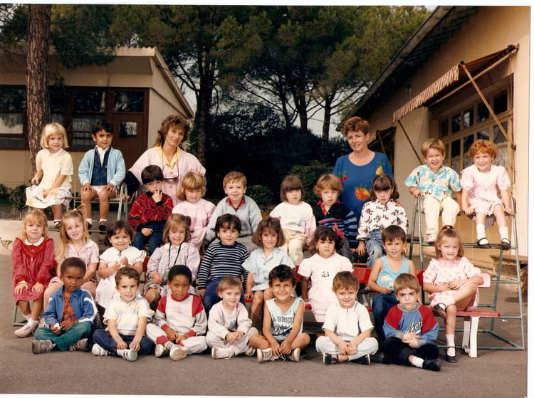 Photo de classe Les moyens de 1986, ECOLE DE LA CROIX ROUGE Copains d'avant Photo de classe Les moyens de 1986, ECOLE DE LA CROIX ROUGE Copains d'avant