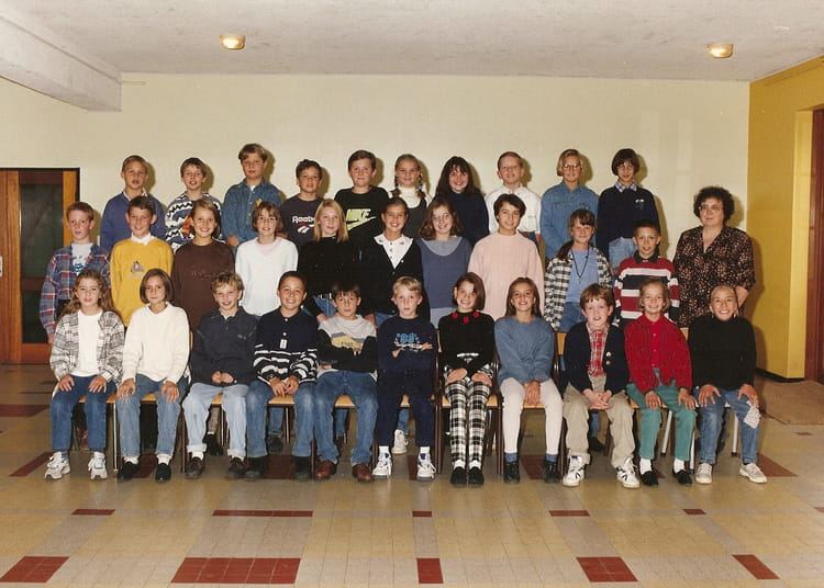 Photo de classe 6ème E 94/95 de 1994, Collège Sainteursule Copains d
