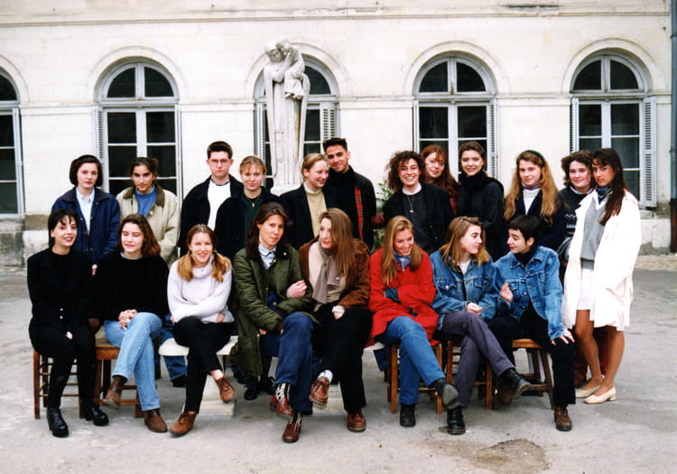 Photo de classe Terminale L 2 de 1993, Lycée Sainteursule Copains d
