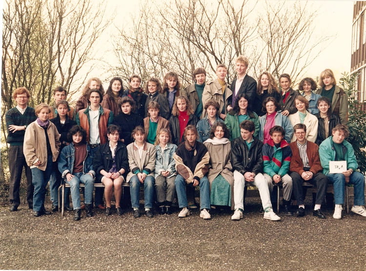 Photo de classe Terminale A1 A2 de 1988, Lycée De Presles - Copains d'avant