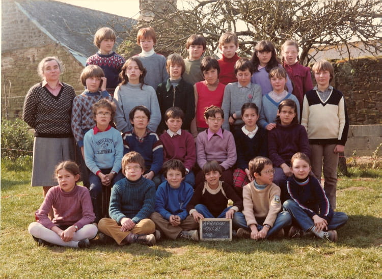 Photo de classe CM2 de 1981, ECOLE SAINTE MARIE - Copains d'avant
