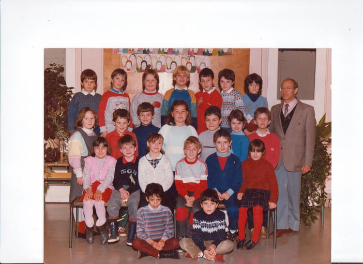 Photo de classe CE1 de 1984, ECOLE HENRI CAHN Copains d'avant Photo de classe CE1 de 1984, ECOLE HENRI CAHN Copains d'avant