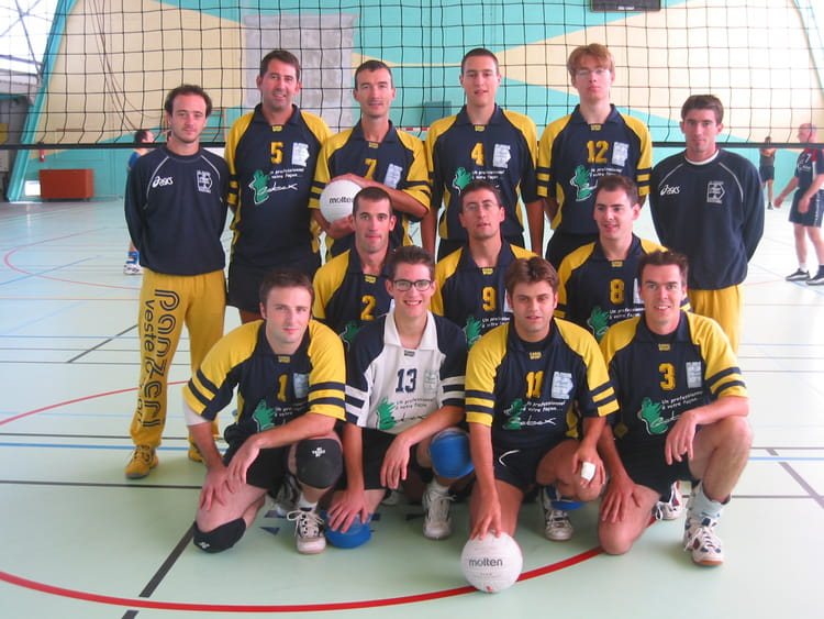 Photo de classe Equipe R2M 20032004 de 2003, ASPTT LA ROCHE VOLLEY
