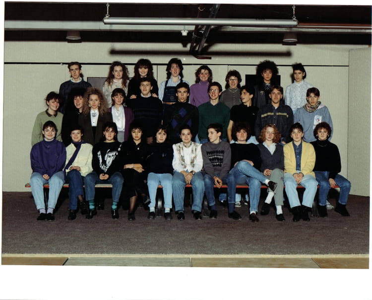 Photo de classe Première G B de 1990, Lycée Cassini - Copains d'avant