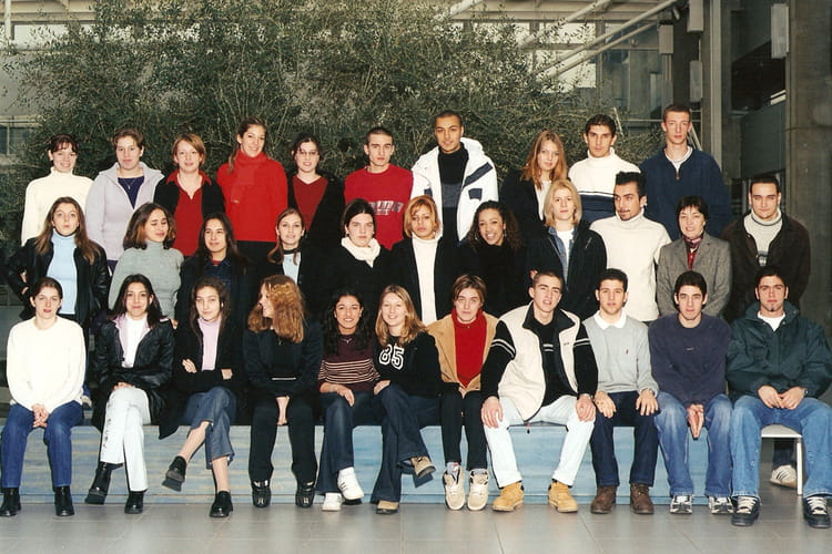 Photo de classe BTS Force de vente 1ère année de 2001, MARIE CURIE ...