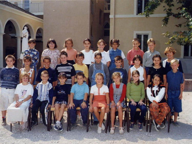 Photo de classe CM2 (97/98) de 1997, Ecole Sainte Marthe (Cuers