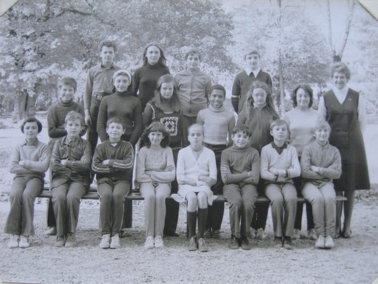 Photo de classe 6eme à Houilles Collège Ste Thérèse de 1973, Collège