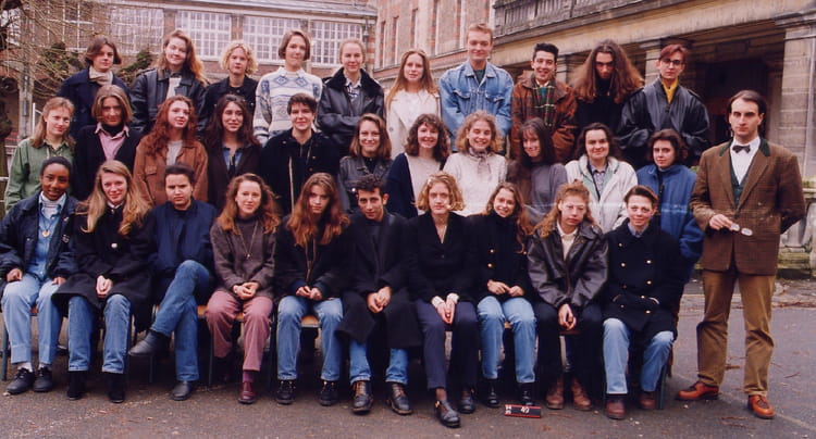 Photo de classe Terminale L3 (bilingue) 1994/1995 de 1995, Lycée P ...