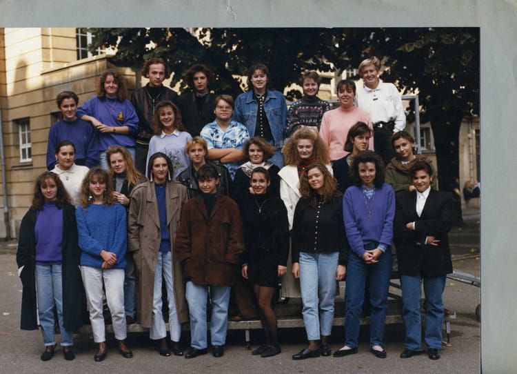 Photo de classe 1ère 2 A2 de 1990, Lycée Michel De Montaigne - Copains ...