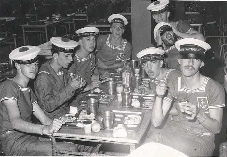 photo-de-classe-hourtin-de-1973-centre-de-formation-maritime-copains
