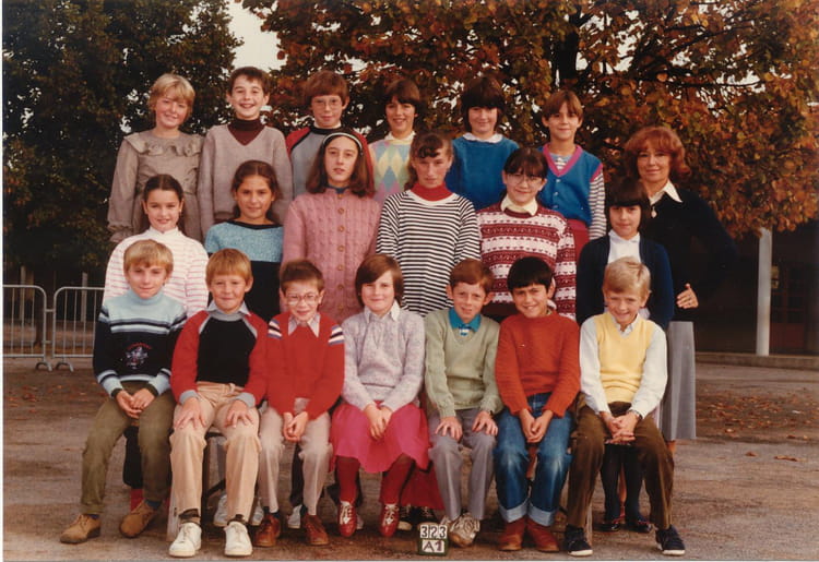 Photo de classe CM2 de 1982, Ecole Les Marronniers (Roumazieres Loubert