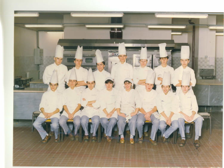 Photo De Classe 2eme Annee Bep 1984 De 1984 Lycee Hotelier De Photo De Classe 2eme Annee Bep 1984 De 1984 Lycee Hotelier De