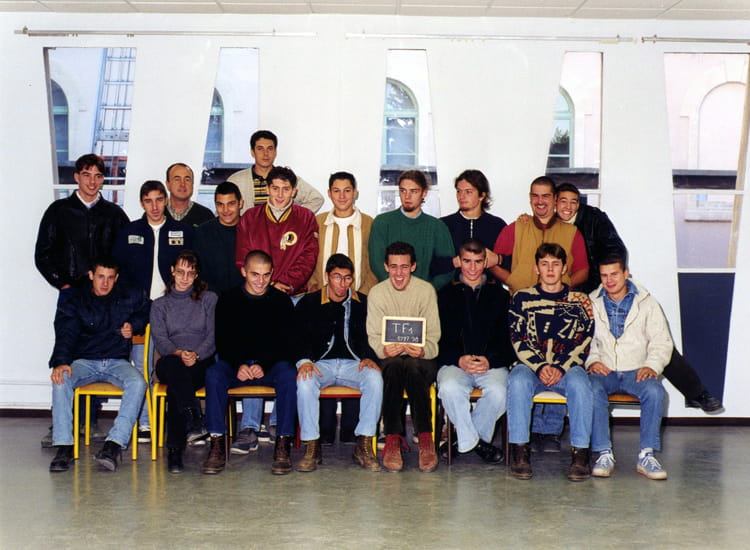 Photo de classe 1ère F1 de 1996, Lycée Alphonsebenoît Copains d'avant