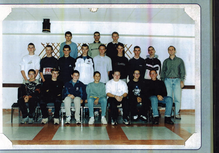 Photo de classe 1ére GMA de 2000, Lycée Michel Anguier - Copains d'avant