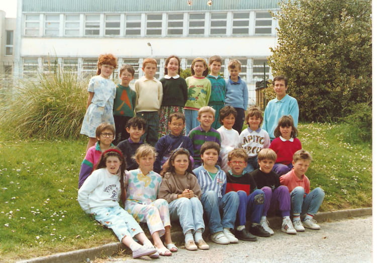 Photo de classe CE1 de 1990, Ecole Notre Dame De Liesse (Saint Renan) Copains d'avant Photo de classe CE1 de 1990, Ecole Notre Dame De Liesse (Saint Renan) Copains d'avant
