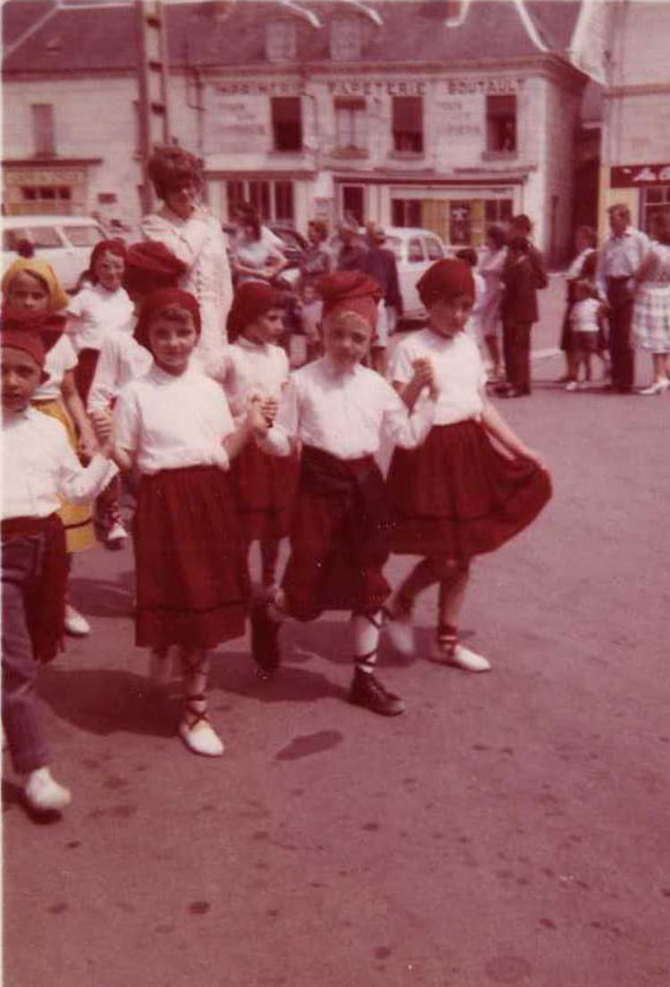 Ecole De Musique Sainte Maure De Touraine Photo de classe Défilé du landi de 1964, Ecole Voltaire (Sainte Maure De  Touraine) - Copains d'avant