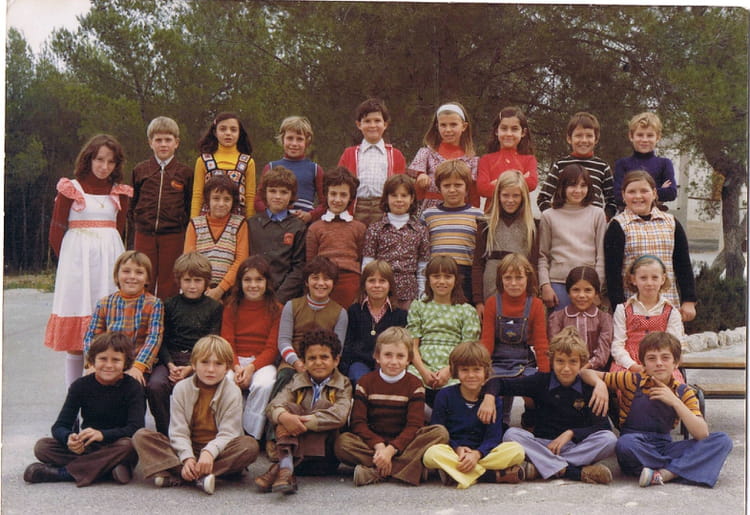 Photo de classe CM2 de 1977, ECOLE DES PINS Copains d'avant Photo de classe CM2 de 1977, ECOLE DES PINS Copains d'avant