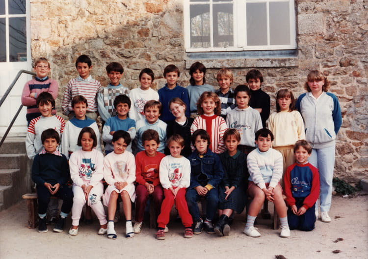 Photo de classe CM1 de 1986, Ecole Sainte Marie-st Pierre - Copains d'avant