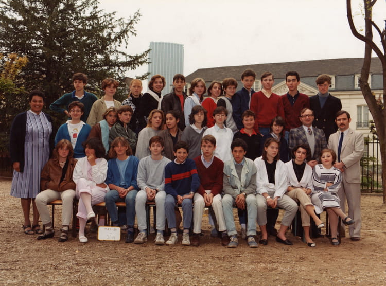 Photo de classe 3emeB de 1983, Lycée Privé Saintejeanne Elisabeth