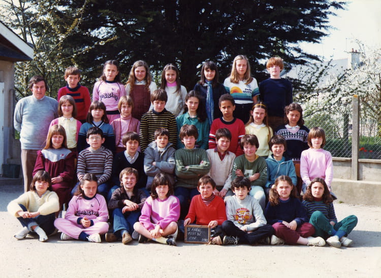 Photo de classe CM2 de 1981, ECOLE SAINTE MARIE - Copains d'avant