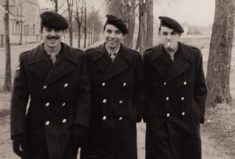 Photo de classe Trois copains de la 72/10 2eme RD de 1972, 2eme