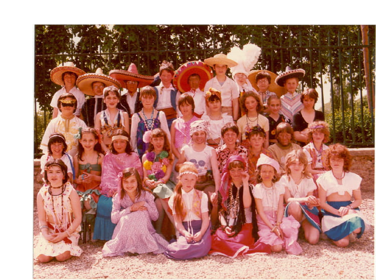 Photo de classe CM2 19811982 de 1982, Ecole Sainte Therese (Couilly