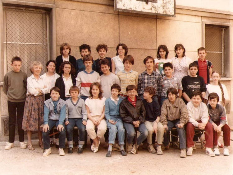 Photo de classe 5èmeA.1984.1985 de 1984, Collège Privé Saintambroise Copains d'avant