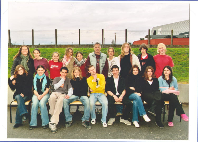 Photo de classe Première L 2 de 2005, Lycée Jean Moulin - Copains d'avant