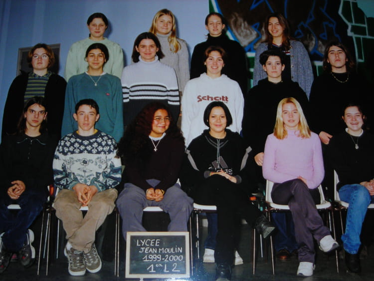 Photo de classe 1ère L2 de 2000, Lycée Jean Moulin - Copains d'avant