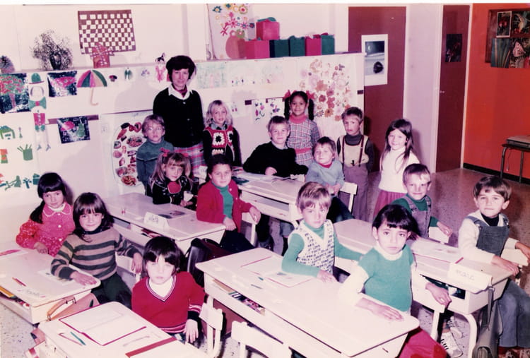 photo-de-classe-cp-de-1980-ecole-la-ferrage-fayence-copains-d-avant