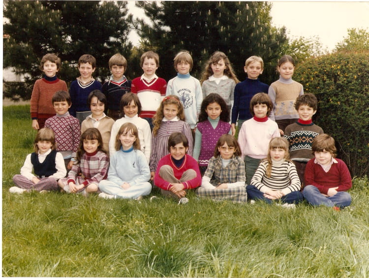 Photo de classe CE2? de 1980, ECOLE EUGENIE COTTON Copains d'avant Photo de classe CE2? de 1980, ECOLE EUGENIE COTTON Copains d'avant
