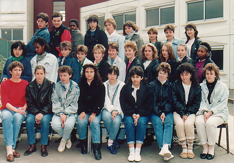 Photo de classe 1ère PRO b de 1986, Lycée Professionnel Robert Desnos Copains d'avant Photo de classe 1ère PRO b de 1986, Lycée Professionnel Robert Desnos Copains d'avant