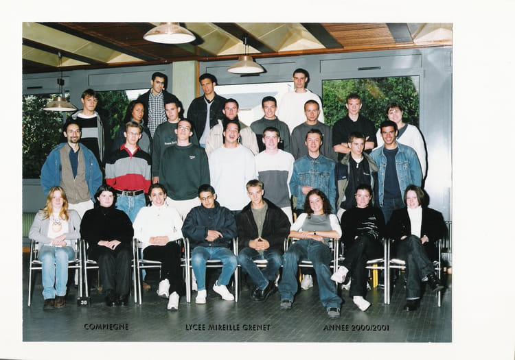 Photo de classe Classe terminale ES 2001 de 2001, Lycée Mireille Grenet ...