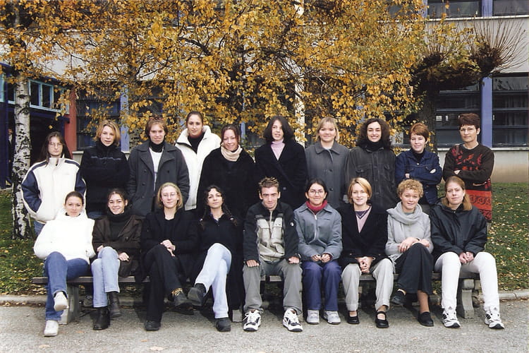 Photo de classe Terminale littéraire 2 de 2000, Lycée Jean Moulin ...