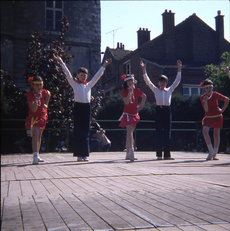 Photo de classe Danse de fin d'année des CM2 de 1980, Ecole Sainte