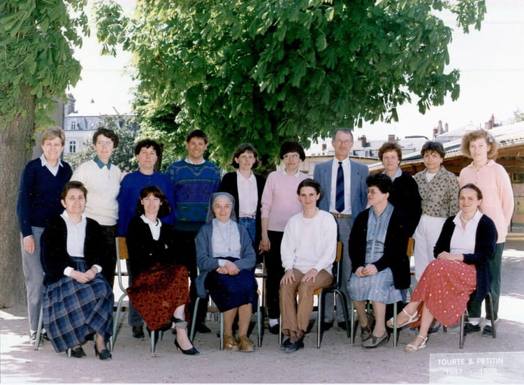 Photo de classe Equipe enseignante 19871988 de 1988, ECOLE SAINTE