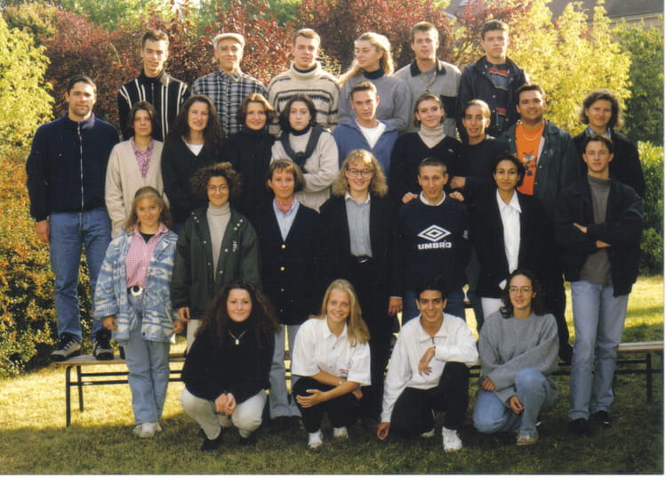 Photo de classe Terminale STT ACC de 1997, Lycée Sainte-anne - Copains ...