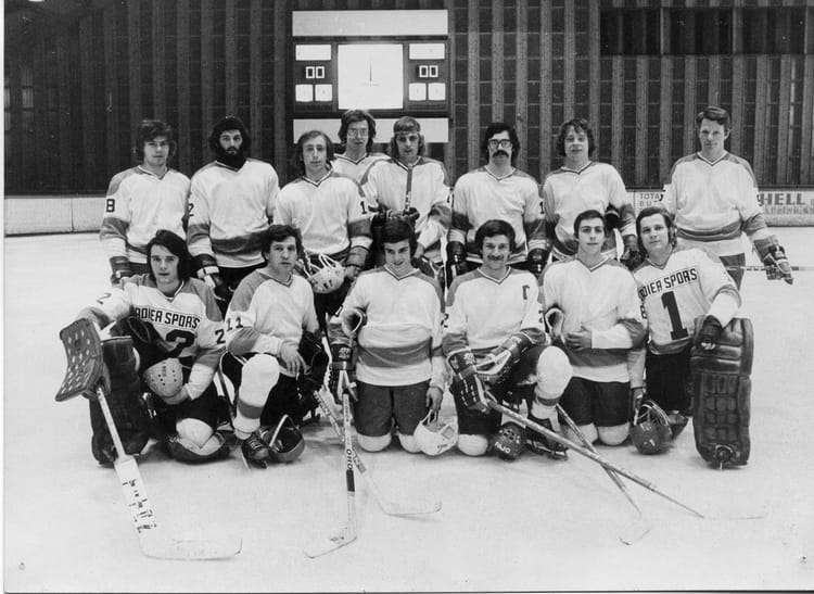 Photo de classe Equipe 1ère de 1975, HOCKEY CLUB DE REIMS Copains d'avant