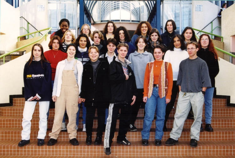 Photo de classe BEP BioService de 1998, Lycée Professionnel Louis Guilloux Copains d'avant Photo de classe BEP BioService de 1998, Lycée Professionnel Louis Guilloux Copains d'avant