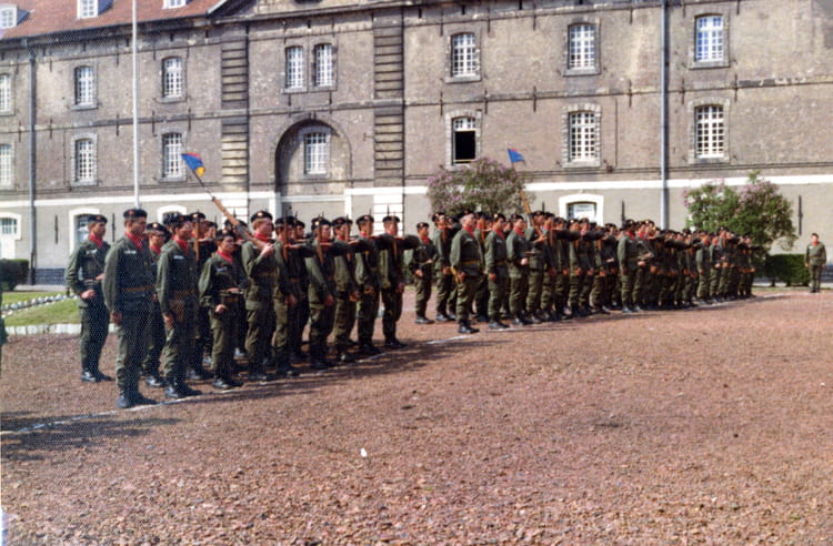 photo-de-classe-15-ra-douai-1977-de-1977-15-me-ra-r-giment-d