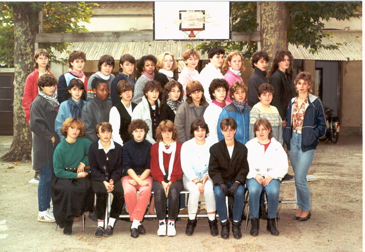 Photo De Classe Bep Secrétariat Sténo Dactylo 1ère Année De 1984 Saint Photo De Classe Bep Secrétariat Sténo Dactylo 1ère Année De 1984 Saint