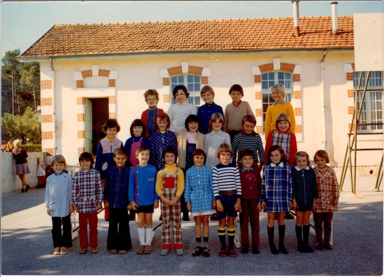 photo-de-classe-cp-de-1970-ecole-primaire-copains-d-avant