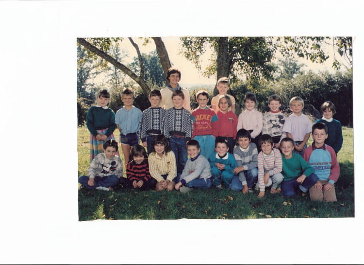 Photo de classe CE1 de 1988, Ecole Primaire (Villeneuve Saint Salves