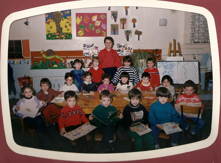 Photo de classe Moyenne Section de 1988, ECOLE INSTITUTION SAINTE