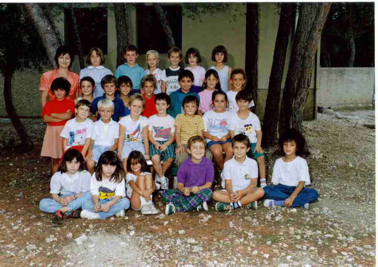 Photo de classe CE1 de 1989, ECOLE DES PINS Copains d'avant Photo de classe CE1 de 1989, ECOLE DES PINS Copains d'avant