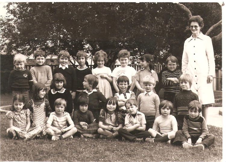 Photo De Classe Les Pallieres De 1980 ECOLE LES PALIERS Copains D avant photo-de-classe-les-pallieres-de-1980-ecole-les-paliers-copains-d-avant